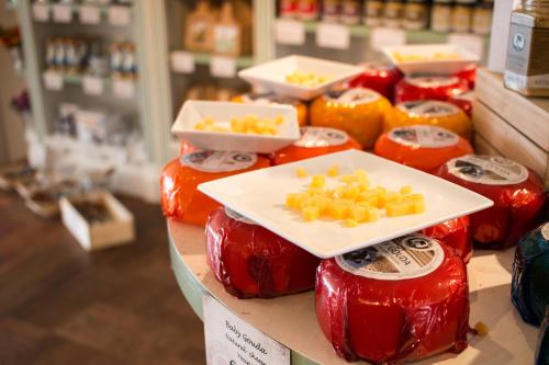 Wnętrze sklepu "Cheese and moor" w Delft, Holandia.