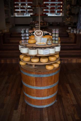 Ekspozycja i degustacja serów w sklepie "Cheese and more" w Delft, Holandia,
